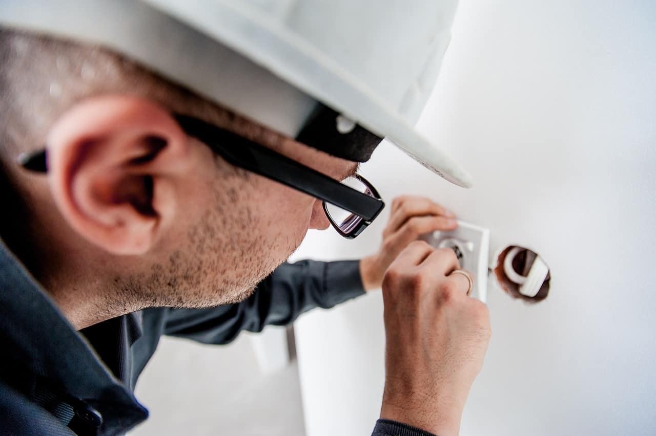 electrician-g4b91427f8_1280(1)