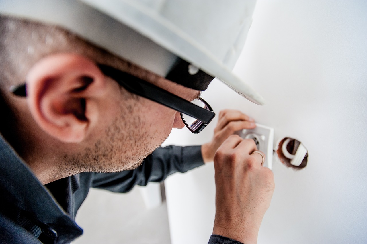 electrician-gfcec25dd2_1280