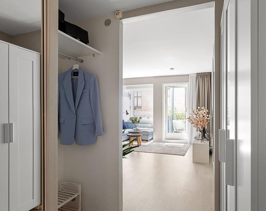 De Perfecte Kast op Maat: Waarom Kiezen voor Aluminium Deuren?